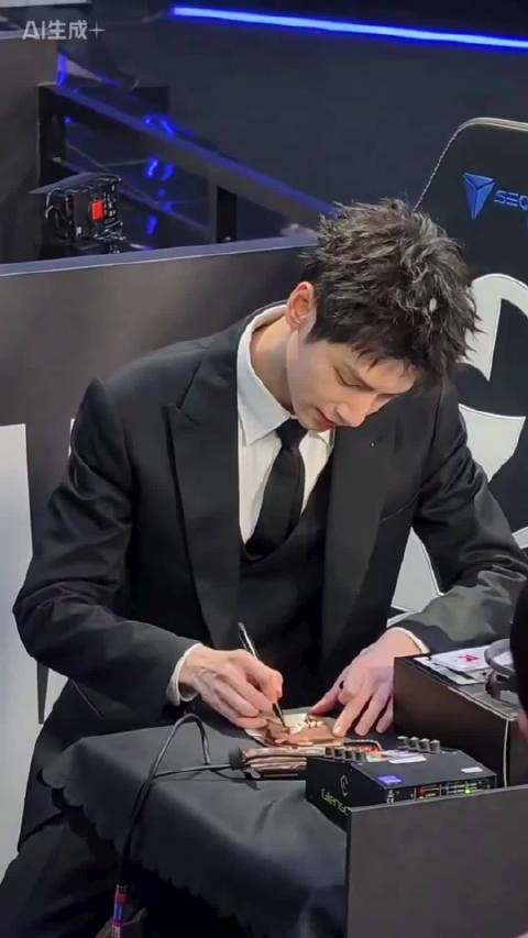 罗云熙央视专访谈《剥茧》弹幕互动，观众推理高错误率印证剧集复杂性