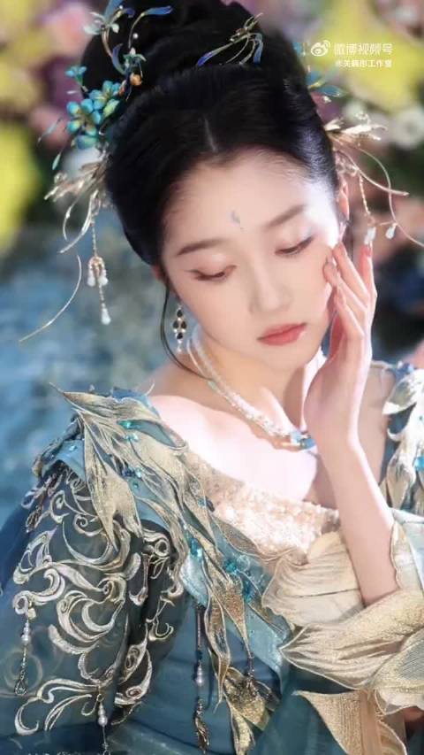 关晓彤化身青鸟神女亮相河南卫视春晚