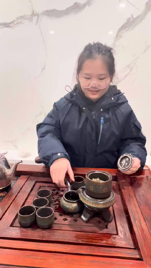 货车专运粉色自行车作新年礼物，父母仪式感拉满