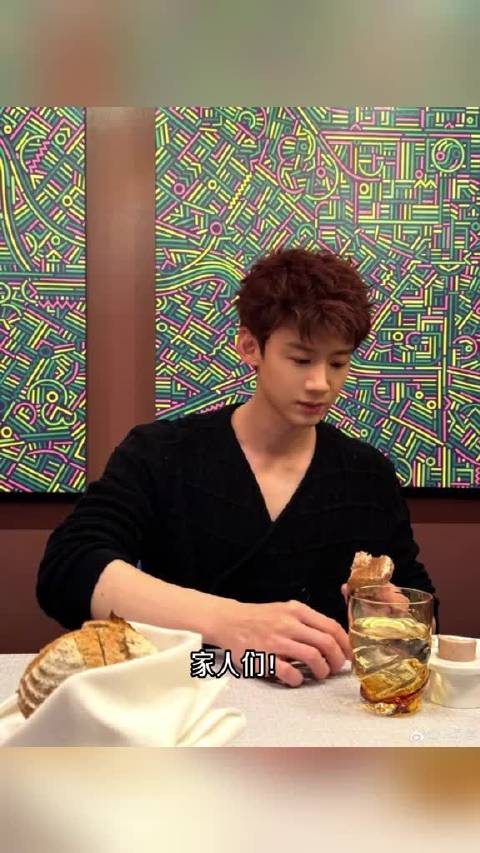 宋轶悄悄换微博背景，卡通情侣吃饭也太甜了吧