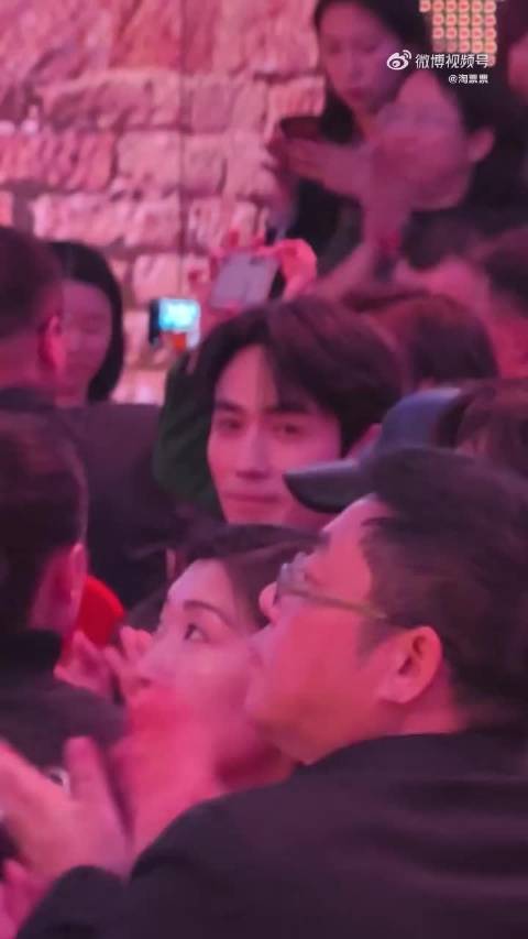 朱一龙2026年9月2日下午15：30现身2026春节档片单发布活动暨2026中国电影新春嘉年华！笑得很开心 @朱一龙