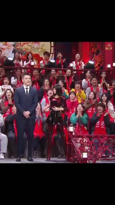 老杨说相声是不是也行 这跟机器人都能搭 再来个捧哏的更没问题了 是真的帅气