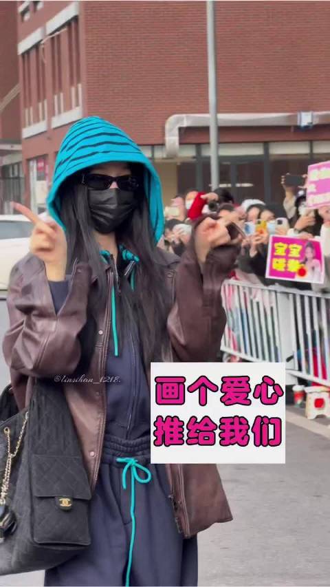 虞书欣0215云初令进妆 接收宝宝画的爱心