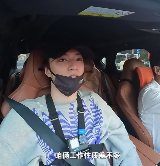 刘耀文在与网约车司机的互动中，反映了哪些超越年龄的思考？