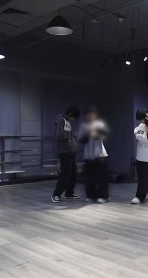 ᵀʰᵉ ᶠⁱʳˢᵗ ˢⁱᵍʰᵗ ⁱˢ ᵃ ᵖᵃⁿⁱᶜ ᵃ ᵍˡⁱᵐᵖˢᵉ ᵒᶠ…