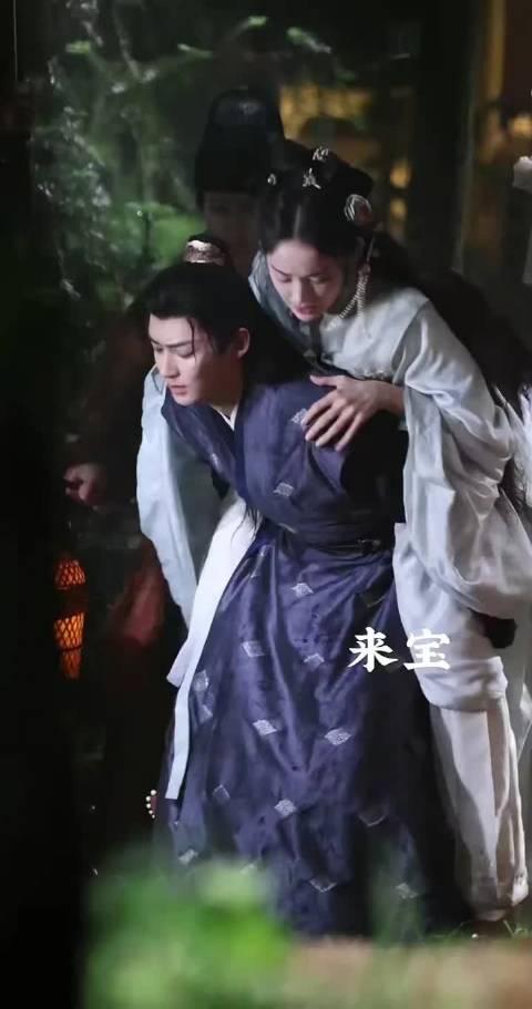 侯明昊娜扎雨中敬业拍摄，陆大人暖心关怀