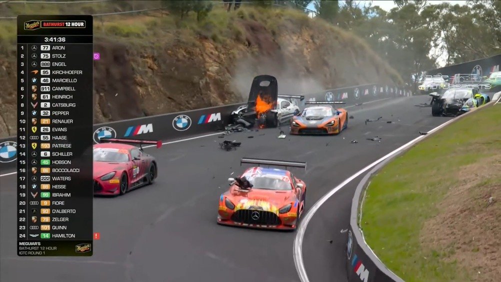 巴瑟斯特12小时赛突发红旗，77号AMG赛车撞上横滑保时捷
