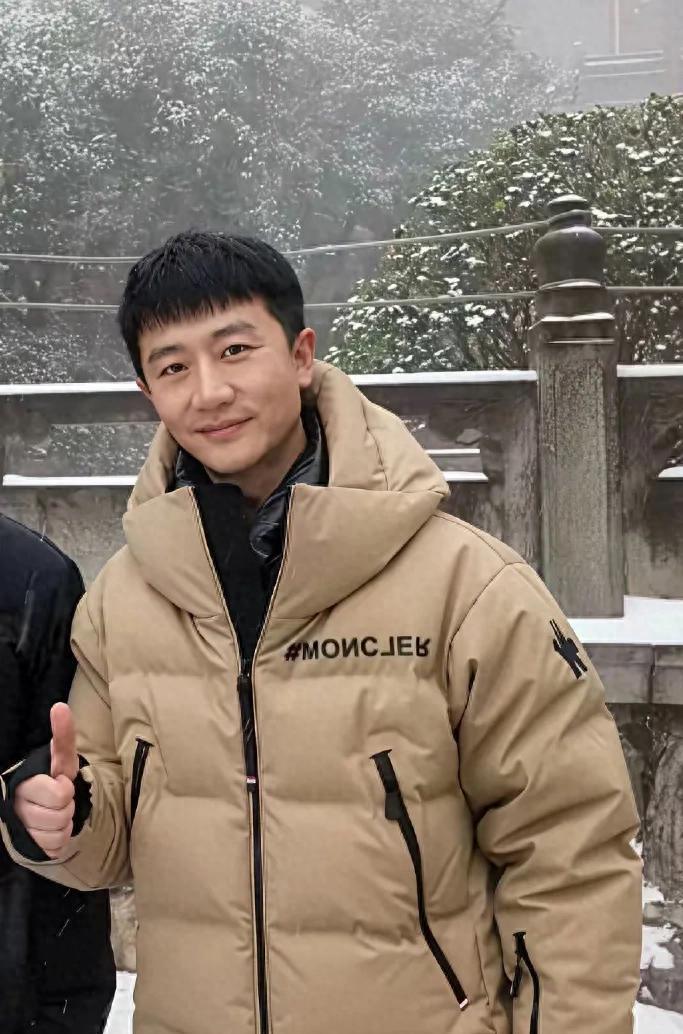 40岁黄轩在九华山被偶遇,他身穿黄色羽绒服,清爽俊朗有少年感