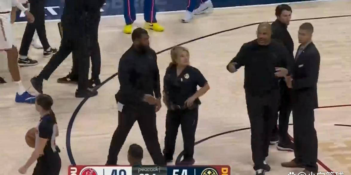 火记晒乌度卡爆粗口瞬间:申京明显被犯规却不吹罚,引发掘金直言应直接驱逐