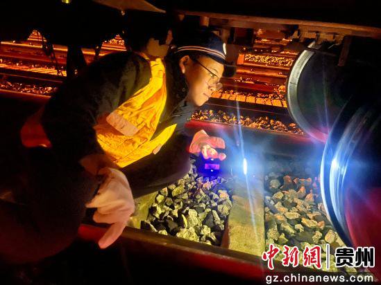 （新春走基层）贵州贵阳：“00后”检车员的跨年夜