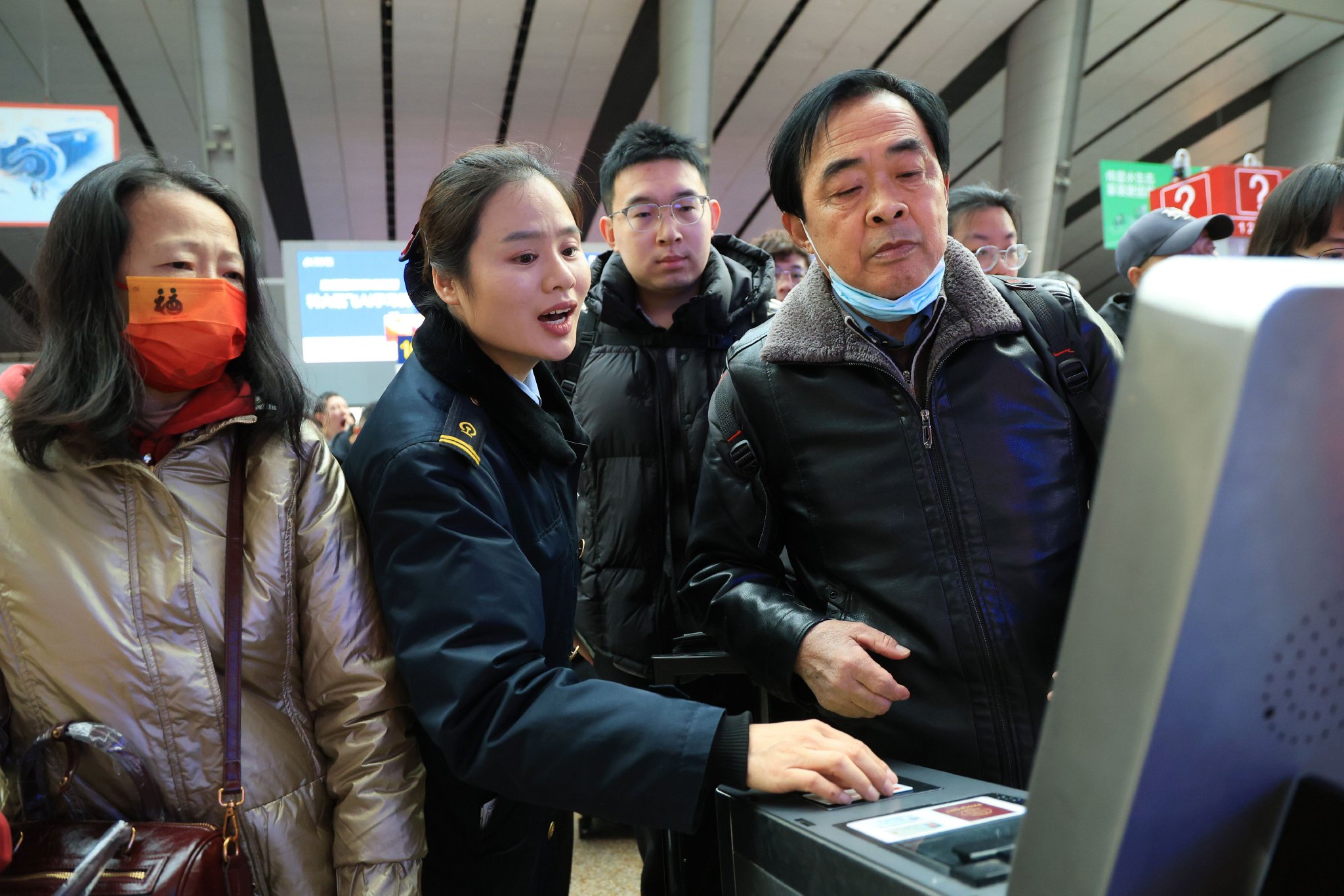 李玲協助旅客刷身份證通過檢票閘機。新京報記者 王遠征 攝