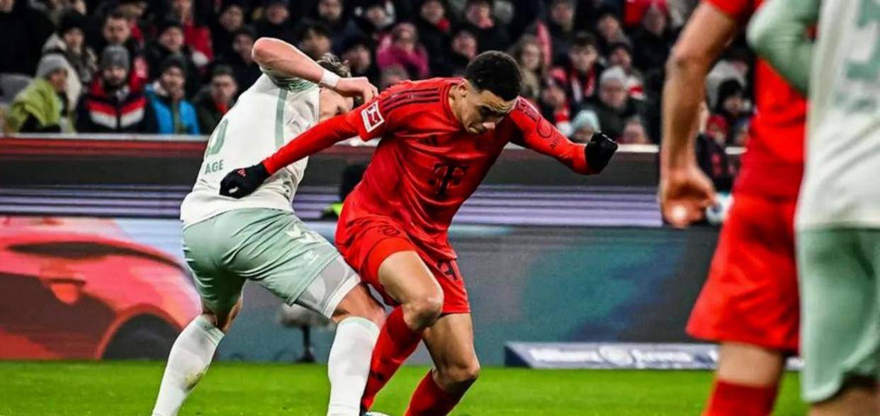 拜仁半场门将突换人,诺伊尔因小腿轻伤被替换下场,乌尔比希紧急披挂上阵迎战不莱梅