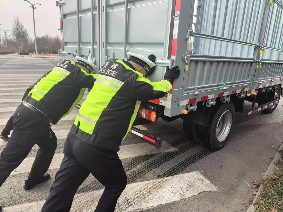 货车燃油耗尽停路中间！聊城开发区交警暖心伸援手