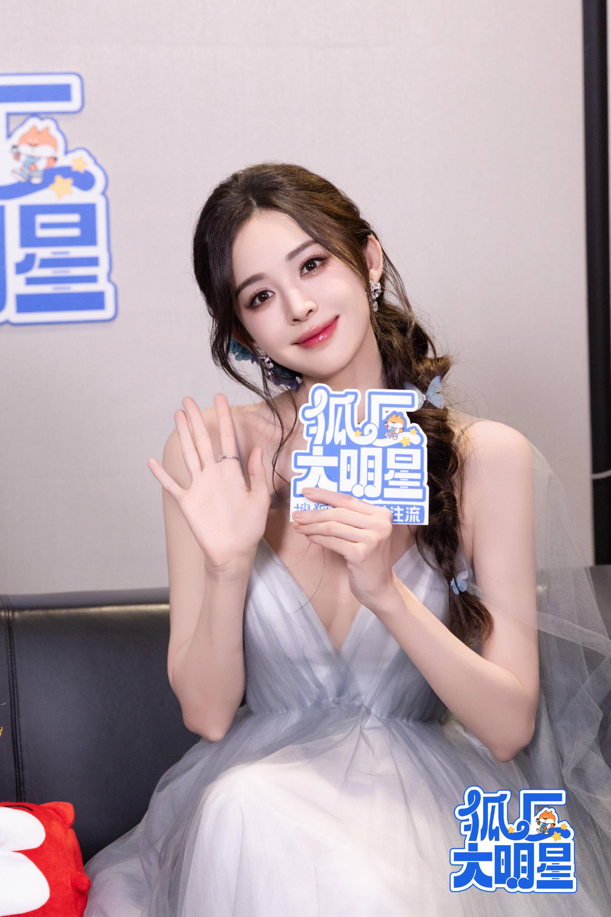 狐厂大明星|娜扎爆侯明昊拍吻戏笑场 和程潇互换宠物衣服