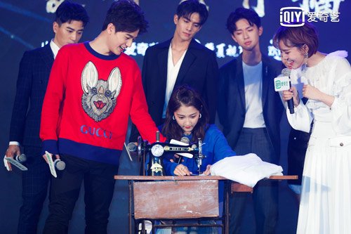 《凤囚凰》开播 关晓彤秀缝纫机技能自黑剧中造型