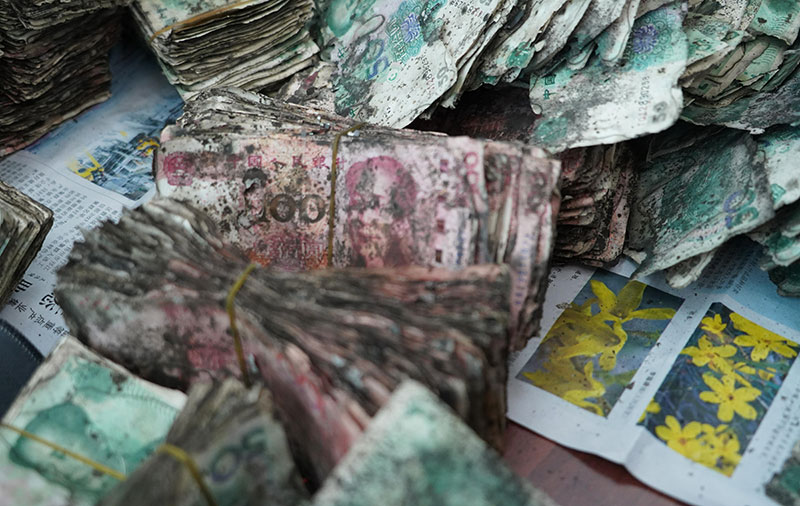 20多万元现金埋地里发霉 银行\"抢救\"回12万元