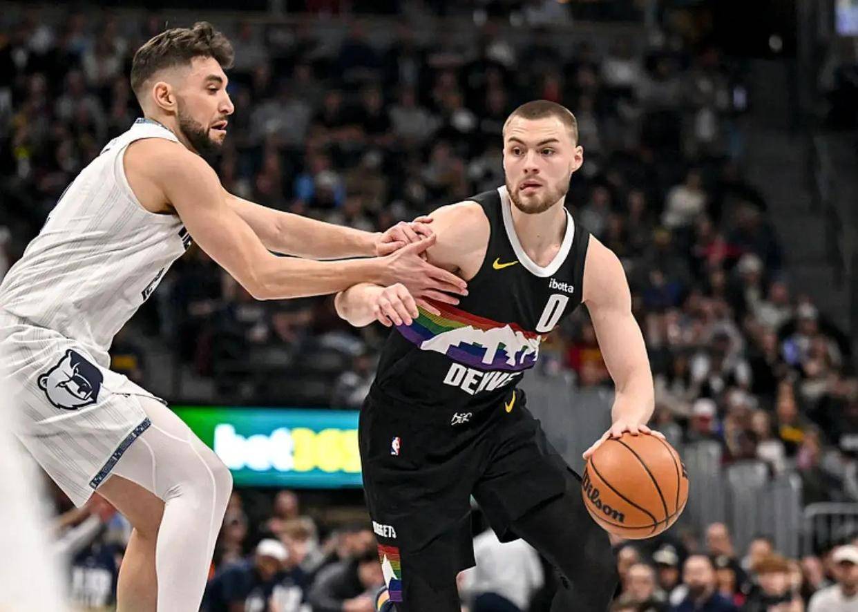 掘金险胜灰熊守住第三,末节被追平后小皮蓬抛投不中成转折,约基奇三双刷新纪录,连败阴影下的关键一步