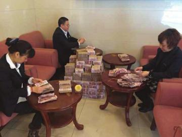 “土豪”存17万张钞票 银行5人数7小时(图) -中国煤炭（煤矿）新闻网
