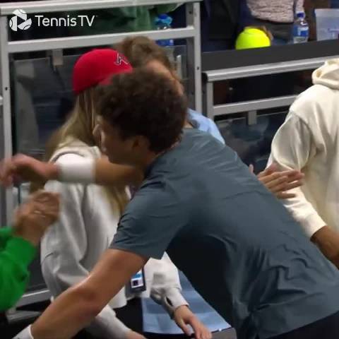 谢尔顿夺冠亲吻女友遭嫌弃，赛后幽默回应