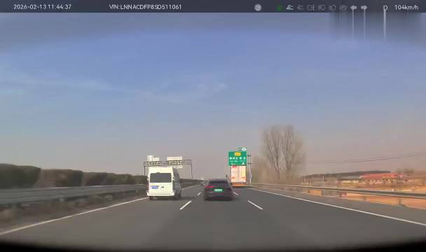 高速车主随意变道险象环生，交警提醒勿与大货车并行