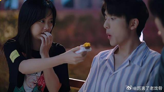 尖尖和凌霄吃烤红薯，不给子秋吃，子秋急了狂喷口水