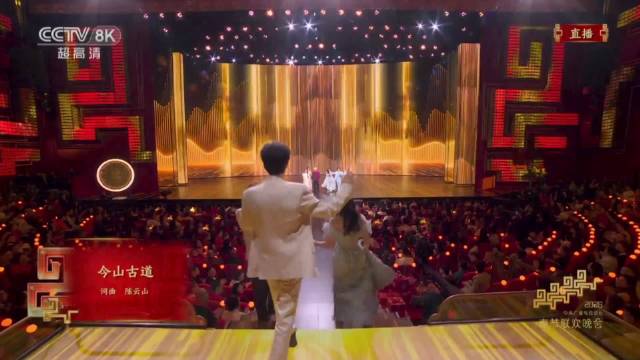 周传雄丝滑小腰扭上央视春晚，歌声舞姿惊艳全场