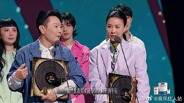 张信哲领奖，结果莫文蔚神吐槽：你也只能拿贡献奖了！