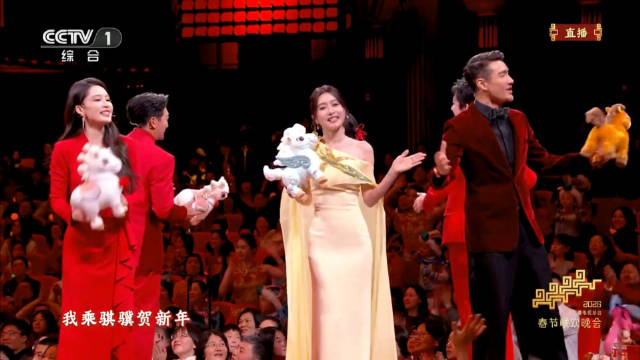 李沁古装扮相惊艳亮相春晚