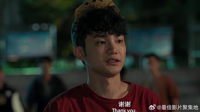 姑娘狗狗撞倒小伙，小伙却一点不生气，是爱情啊！