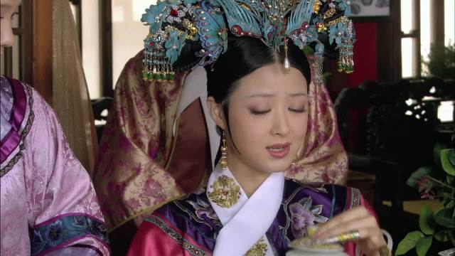 华妃嘲讽皇后旧茶，称三阿哥之事已安排