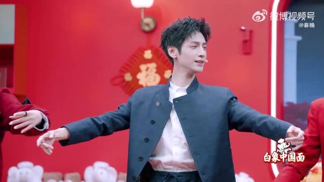 罗云熙教机器人跳芭蕾舞太萌了