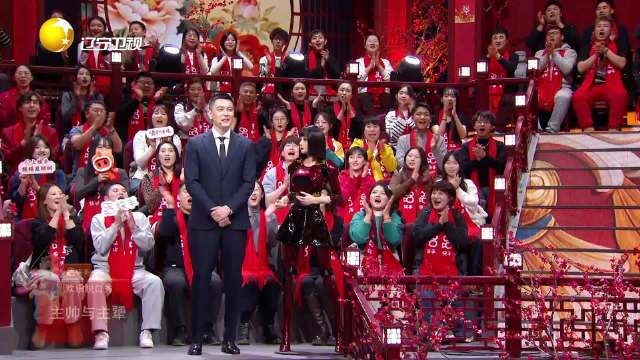 杨鸣与机器人互动逗趣，CBA主帅遇人工智能主将