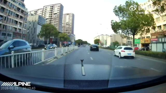 劳斯莱斯古斯特撞上特斯拉，希望特斯拉的保险齐全吧