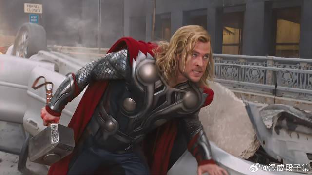 齐塔瑞人包围鹰眼，黑寡妇奋力反击，还好雷神赶到