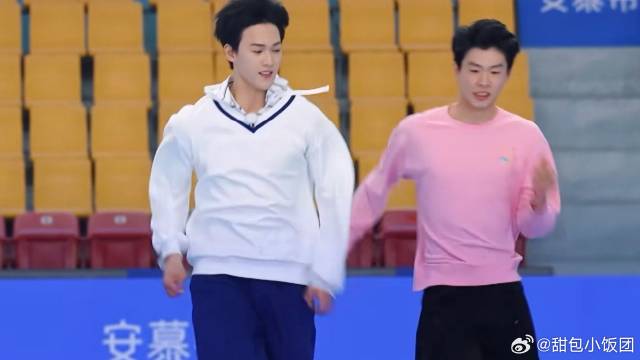 李昀锐单挑大学生，把孟子义看的直接迷住了，满眼爱意