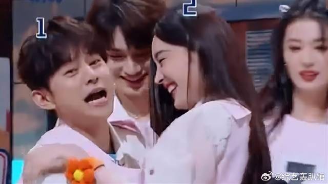 何炅去找孟佳，哪料却被娜扎一把锁喉，笑不活了！