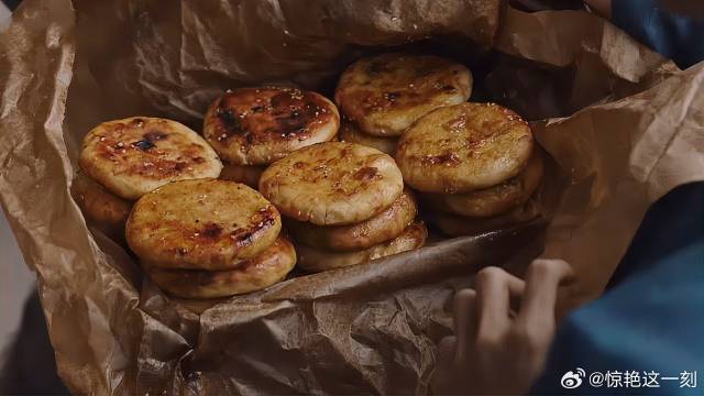 何惟芳来报恩，蒋长扬以为会送他金银，打开包袱后傻眼