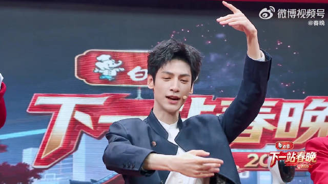 罗云熙教机器人跳芭蕾舞