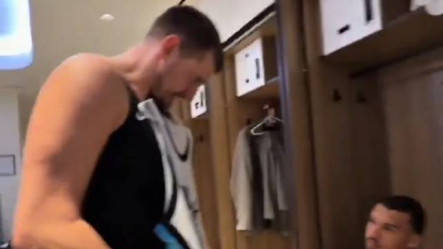 约基奇获文班亚马签名球衣并请画外星人