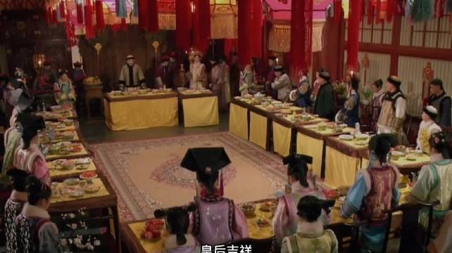 《甄嬛传》宫廷年夜饭名场面引热议，对比现代团圆饭