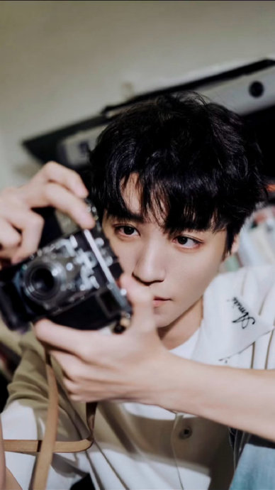 为什么王俊凯自称‘大师’和‘炫技’会迅速成为一个网络热梗？