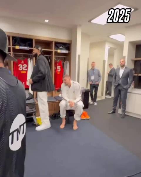 以后每年问一遍 约基奇今年又问文班亚马带书没有？班子又带了