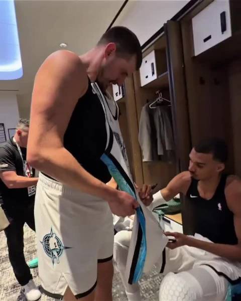 约基奇让文班亚马画外星人标志并收集队友签名