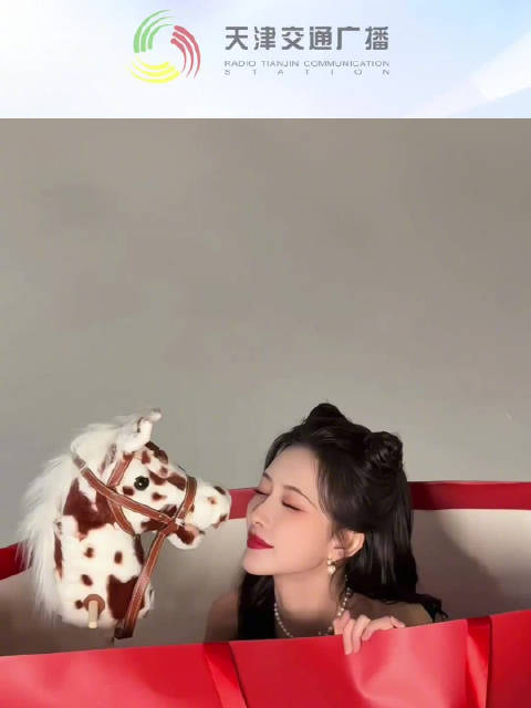 孟子义晒九宫格美图送马年祝福