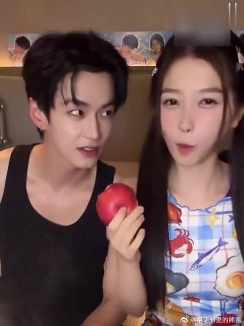 何与看虞书欣吃苹果的反应好可爱