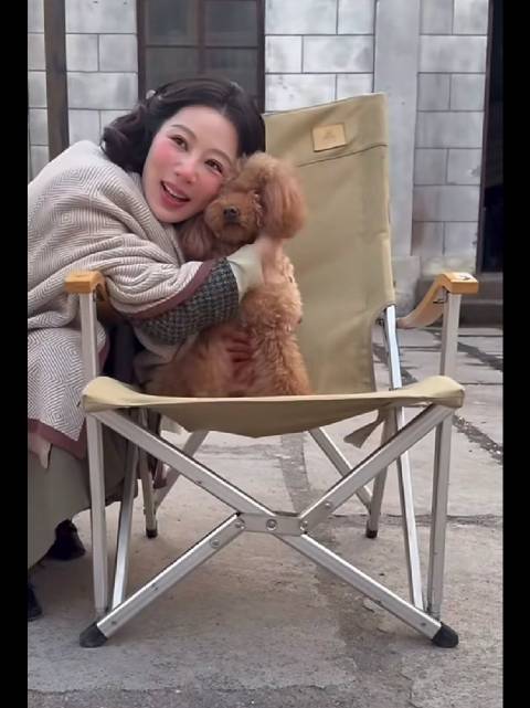 杨紫一碰到piupiu就妙变夹子音， 狗狗奴一枚吖，piupiu在姐姐怀里乐坏了吧