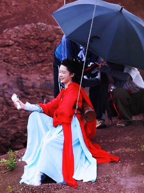 李沁红衣蓝裙古装造型灵动，山间拍摄尽显随性自然