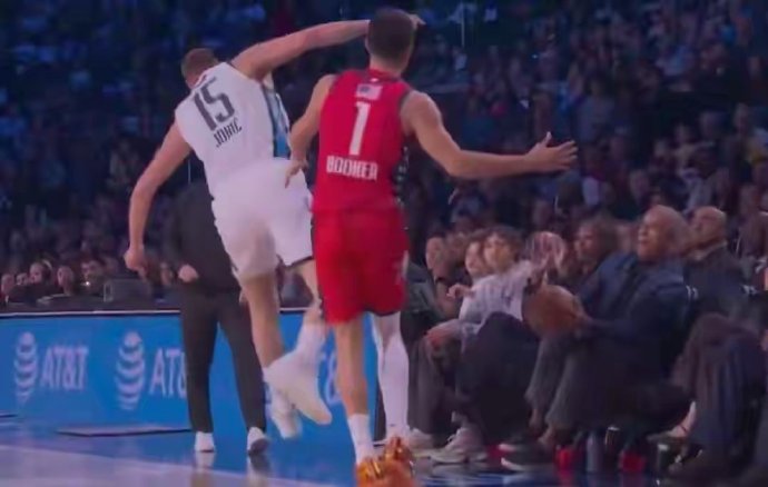 奥巴马在NBA全明星赛现场接住比赛用球的详细过程是怎样的？