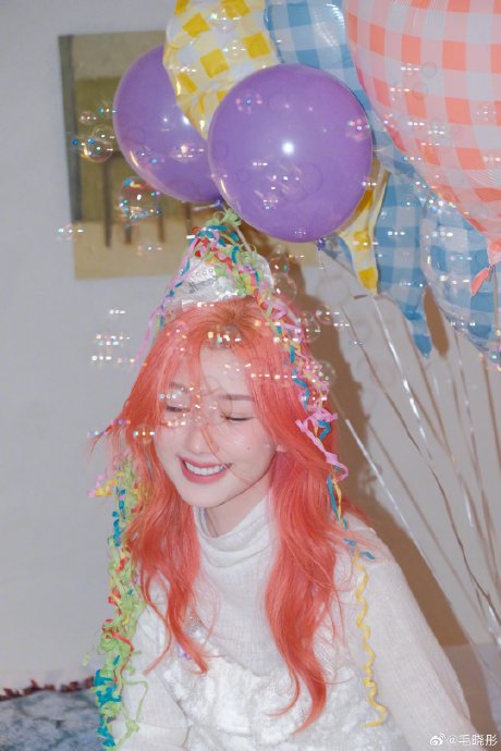 毛晓彤的粉发具体是什么颜色和发型，有什么亮点？