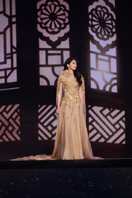 如何评价刘涛在湾区春晚金色礼服的造型和整体舞台表现力？